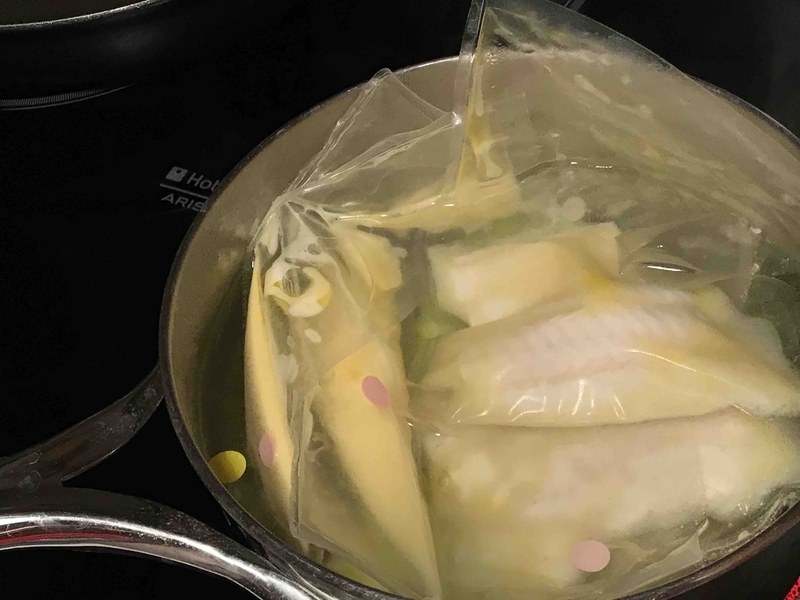 食材は冷えた状態で届き、それを湯煎で温めていただくものが多いです。こちらはメインディッシュの舌平目の料理で、お魚の袋は2分、シャンパーニュソースとポロネギのフォンデュの袋はさらに3分温めてからお皿に