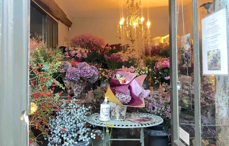 パリ6区の花屋さん「Pas de Deux（パ・ドゥ・ドゥ）」。コンフィヌモン中でも店頭で花を受け取れるシステムで営業を継続