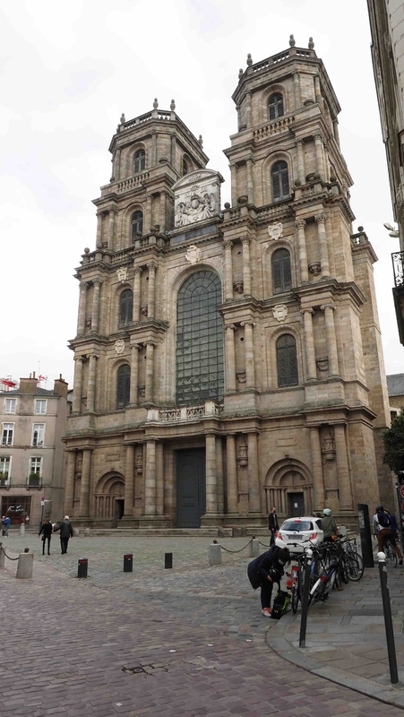 大聖堂の正面。16世紀にフランスに併合されたあとに造られたものなので、中央上部に王家の威光を示す彫刻があるのが象徴的