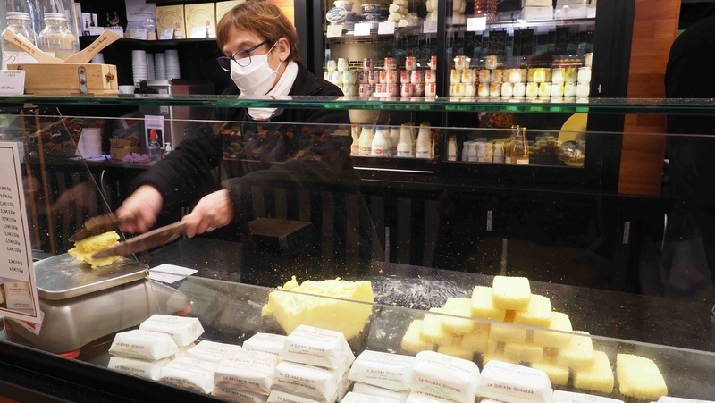 リス広場のマルシェとは別に、毎日開いている中央市場内にある「ジャン＝イヴ・ボルディエ」のスタンド。日本でも人気のバターはその場でヘラで仕上げて販売