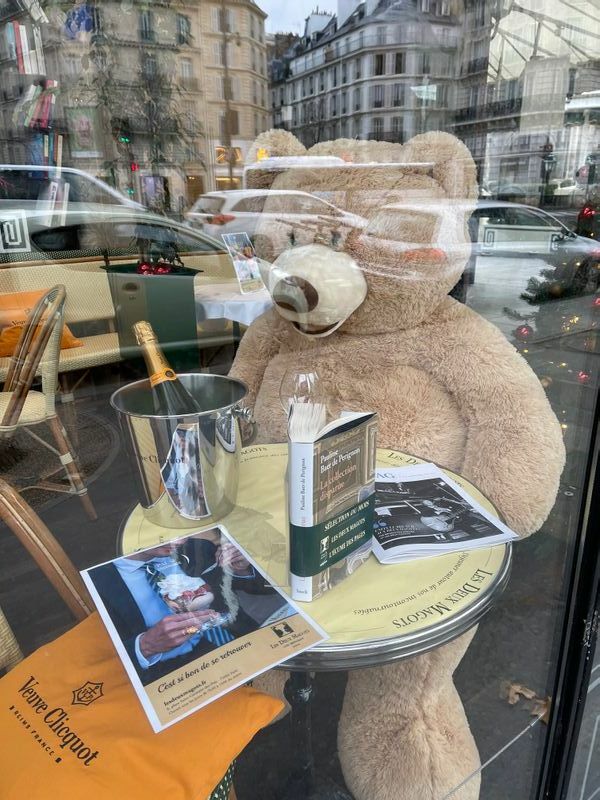 サンジェルマンデプレの老舗カフェ「ドゥマゴ」。休業中は巨大なぬぐるみのクマが店内に。12月に入り、テーブルにはシャンパーニュがセッティングされた