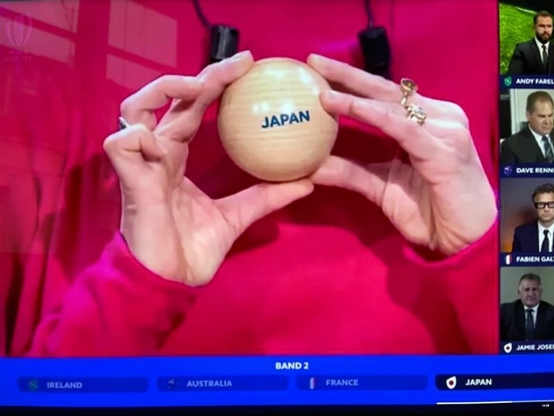 抽選会で引かれた「日本」。今回のくじのボールをはじめ舞台の什器は、環境意識を反映してか木が多く使われていた