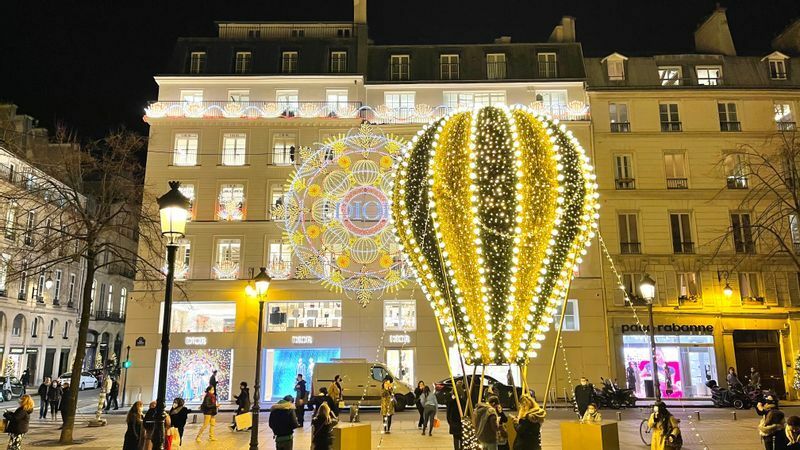高級ブランド店が軒を連ねるフォーブール・サントノレ通りとカンボン通りが交差するところにある教会前広場には、光の気球が出現。インスタ映えポイントになっている