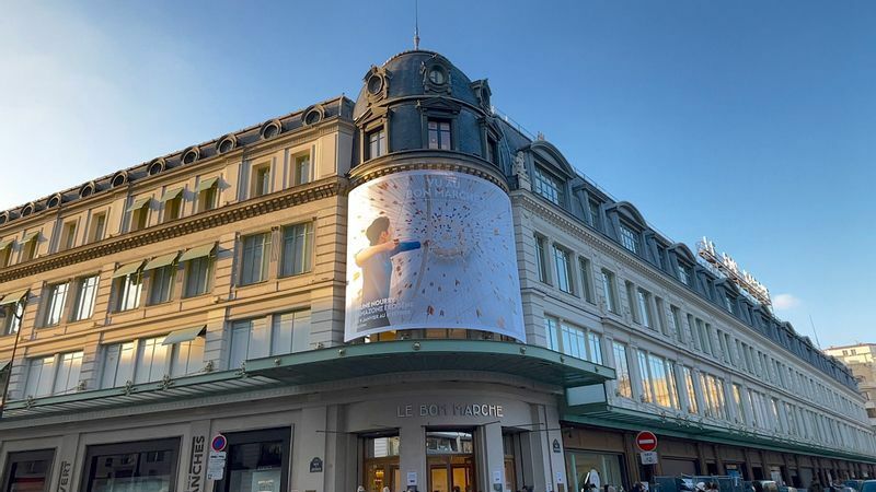 パリ左岸の高級デパート「ボンマルシェ」。正面には展覧会をしらせる大きなポスターが貼られている