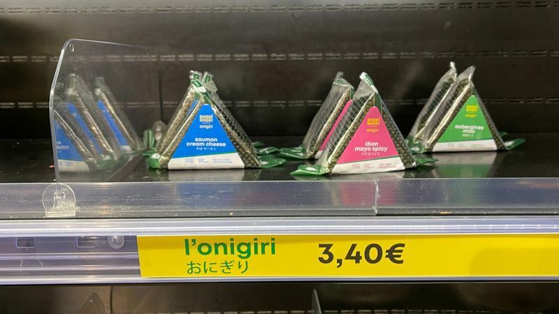 スーパーマーケット「Monoprix（モノプリ）」にもおにぎり。1個3,40ユーロというと、日本円にしておよそ430円