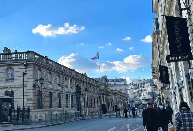 フランス国旗を掲げたエリゼ宮（大統領官邸）の向かいにあるパリの「サザビーズ」