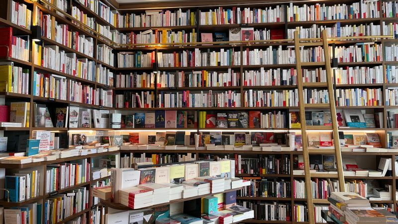 空間としてすでに魅力的な本屋さんのコーナーは、マリオン・ヴォルフさんの担当。同時代の作家の本、何年も読みついでゆきたい本、そして料理本、バンデシネ（漫画）、アート関連の本などをセレクト。