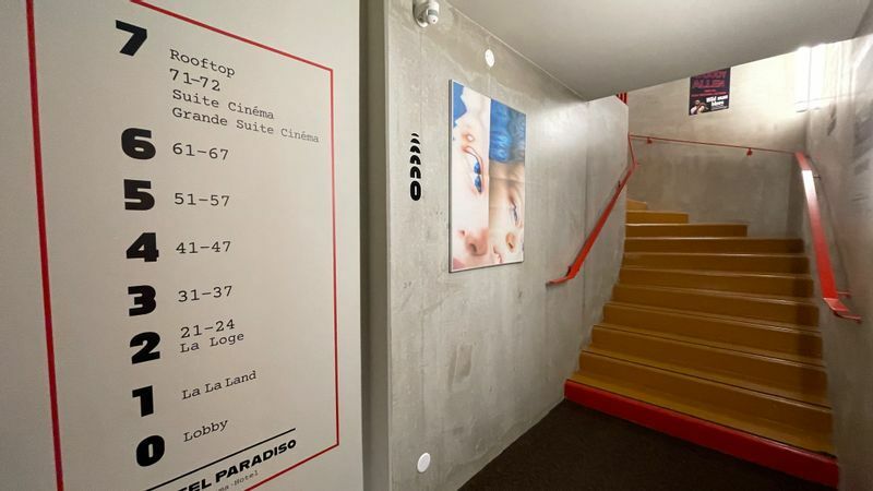 ホテルの階段はパリの映画館の階段のよう。壁を飾るのはmk2の映写技師が収集してきた映画のポスター