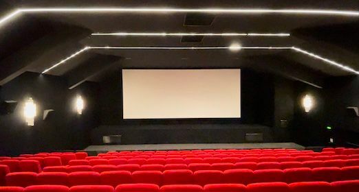 「mk2ナシオン」の第1映写室。21世紀になって大改装したが、アールデコ時代からある街の映画館としてのアイデンティティは天井の独特の形、そして壁の照明に踏襲されている