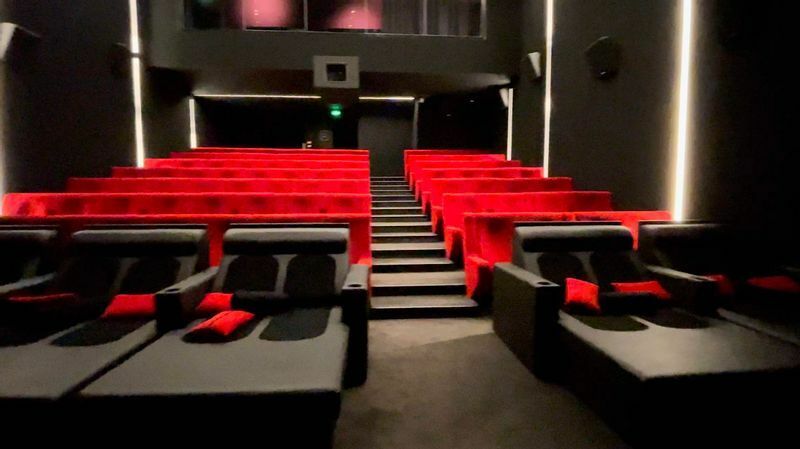 映写室の最前列にはいずれも、横になって鑑賞できる長椅子がある。普通、映画館の一列目は不人気なものだが、この席を取りたくて行列する人が絶えないのだとか