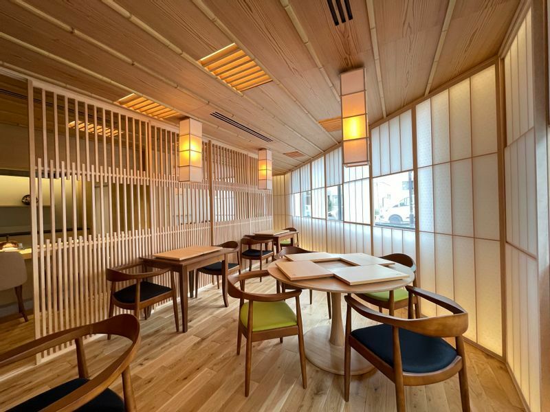 テーブル席のコーナー。日本の意匠とヨーロッパ家具とが調和する清々しい空間