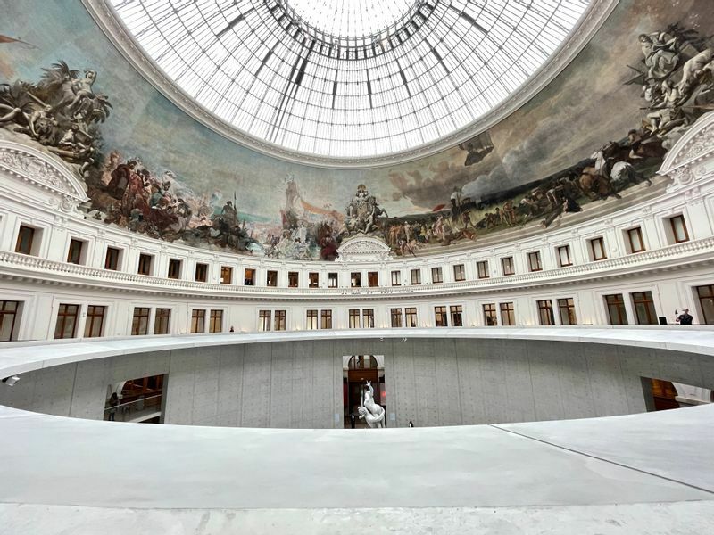 天井画は1889年のパリ万博の時代に5人の画家によって制作されたもの。世界各地から文物が集まり交易が行われる商品取引所という空間を象徴したテーマになっている。