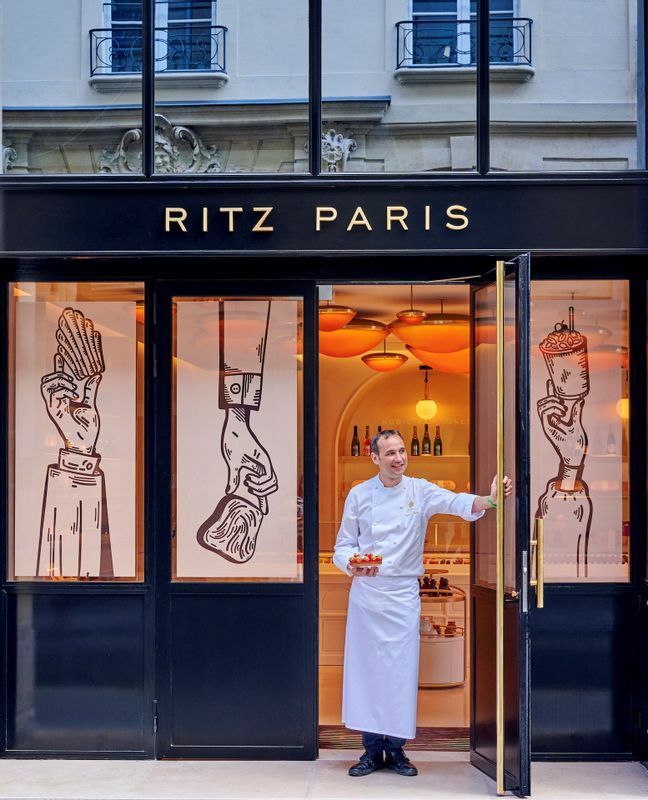 カンボン通りに面したお店の前に立つシェフ・パティシエのフランソワ・ペレさん（写真／Ritz Paris Le Comptoir@Bernhard Winkelmann）