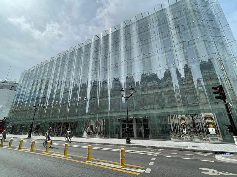 SANAAの設計で新しく創られたリヴォリ通り側の建物。波打つガラス張りの外観が印象的だ