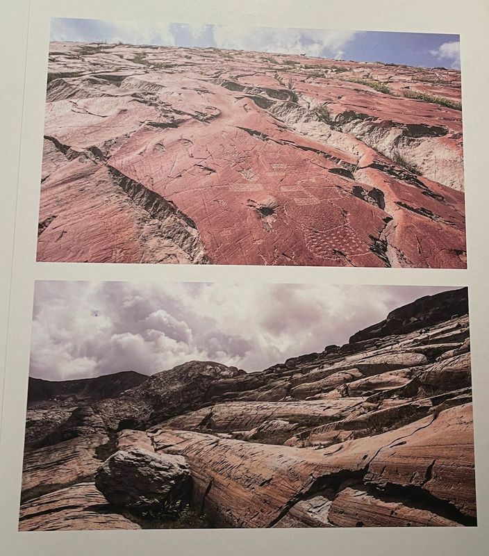 岩盤の表面にミステリアスな図像がたくさん刻まれている（メイヴェイユ博物館の展示写真）