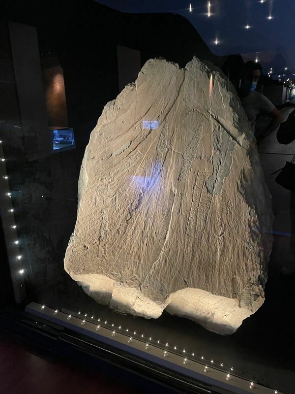 メイヴェイユ博物館内には、複製だけでなく実物の岩も展示されている