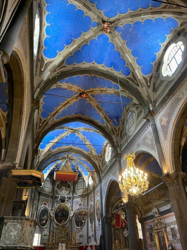 コレジアル内部。天井の鮮やかな青、バロック様式の装飾など圧倒されるような美しさ