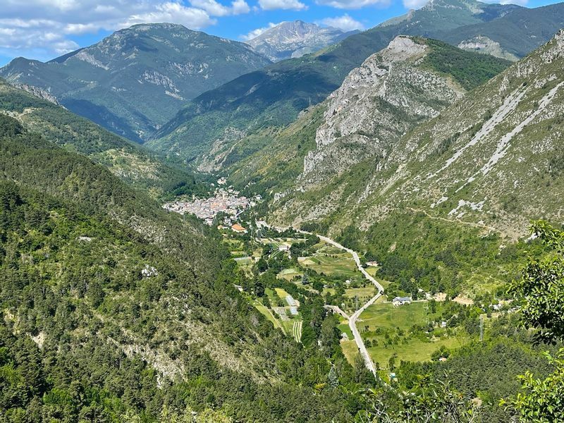 南フランス、アルプスの山々に抱かれたラ・ブリーグの村