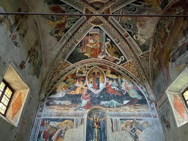 祭壇部分のフレスコ画