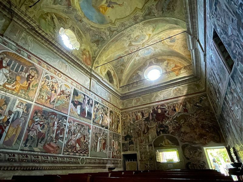 祭壇を背にした眺め。天井部分は18世紀、明かりとりの窓を設けるために改装され、そのときに天井画も描かれた