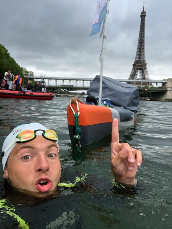 2021年7月4日、パリのセーヌを泳ぐアルチュール・ジェルマンさん。写真／Denise Daries