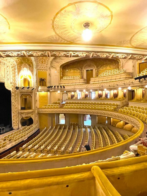 1900年代初頭に造られたオペラ座内部。いまでもさまざまな公演が行われている。