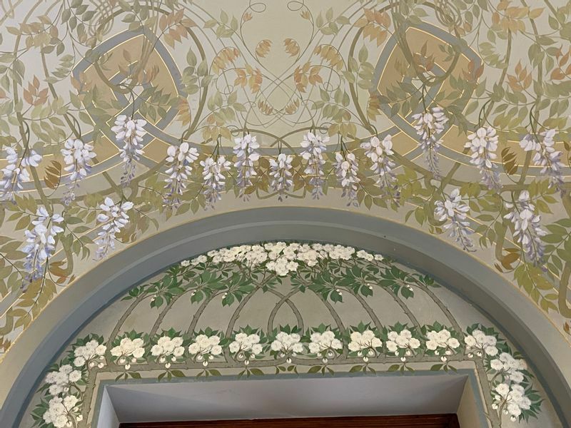 カジノとオペラ座をつなぐ空間はアールヌーヴォーの装飾で彩られている。