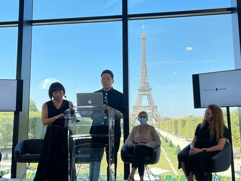 エッフェル塔を望む「ART PARIS」の記者会見会場でスピーチをする名和晃平さん。右から「DANAE.IO」CEO、オードセーヌ県文化部門ディレクター、左は通訳の村上華子さん。（筆者撮影）