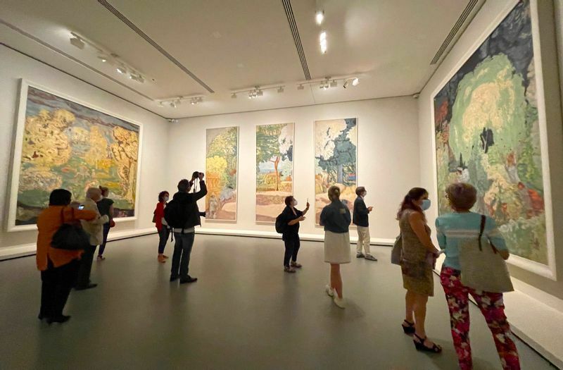 1910ー12年、ピエール・ボナールに注文した作品。縦長の3連作は地中海、左は春、右は秋がテーマ。現在、モスクワのプーシキン美術館とサンクトペテルブルグのエルミタージュ美術館に分かれて収蔵されている。