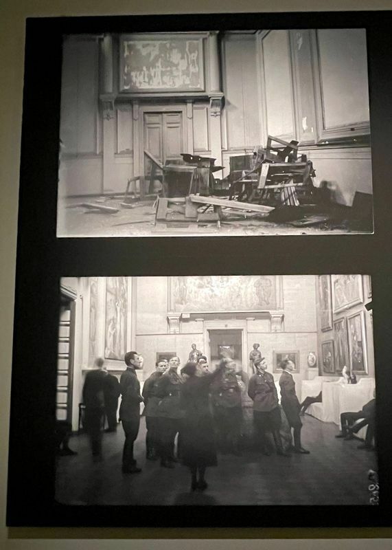 革命後、近代西洋美術館となったイワンの邸宅。下の写真は1937年、赤軍の兵士たちがかつての音楽室の絵を見学しているところ。上の写真は1941年の同じ空間。大祖国戦争勃発でコレクションが疎開した後。