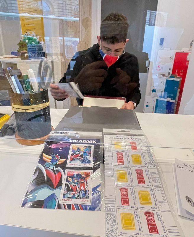 筆者も郵便局の窓口で無事購入。「ゴールドラック」と黄色いフランスのポストの図柄の切手は国際郵便用の価格（1枚1.50ユーロ）。日本の赤いポストの図柄の切手はフランス国内郵便用（1枚1.28ユーロ）。
