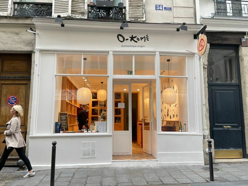 O-Komé（おこめ）という店名の下には、Authentique Onigiri（正統派のおにぎり）の文字が読める。