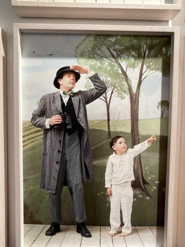 風景画を描いた壁の前に立つ自分と息子のポートレイトというコンセプト。PAOLO VENTURAの作品。