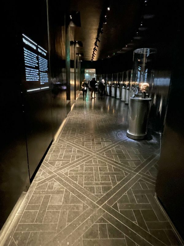 石で「パルケ・ヴェルサイユ」を表現した床。冒頭の写真、舞踏会が催された場の床の方は木製の「パルケ・ヴェルサイユ」