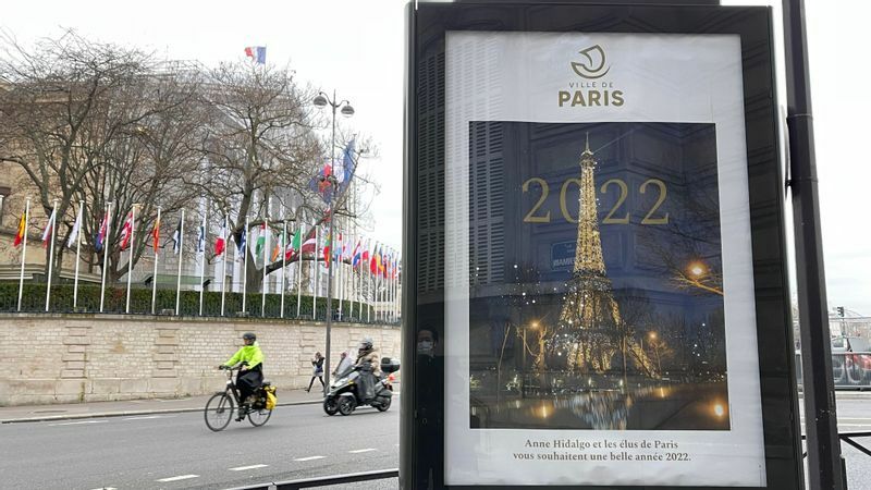 年始のパリ市メッセージポスターが各所に掲げられている。左は国会。今年上半期、フランスが欧州連合の議長国になっているので、加盟国の国旗がずらりと並んでいる。（以下の写真は全て筆者撮影）