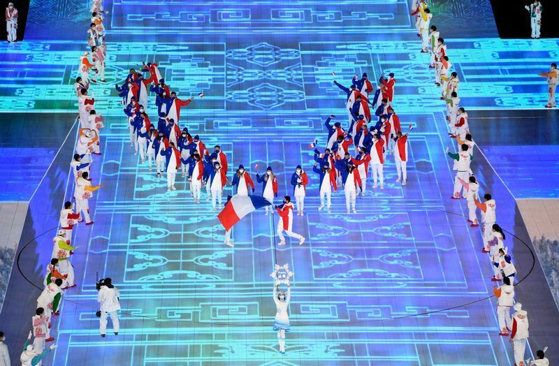 北京五輪、フランス選手団の入場。開会式に参加できた選手は少ないものの、V字の隊列が印象的だった。