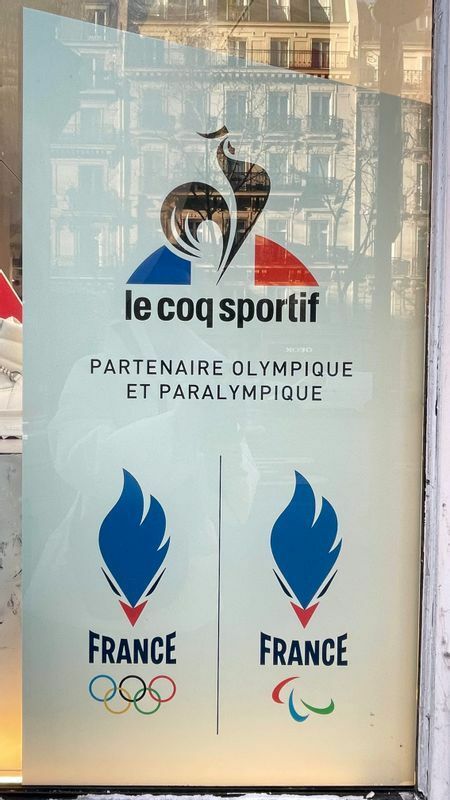 ブランドのロゴマーク（上）と、オリンピック、パラリンピック用のロゴマーク。（筆者撮影）