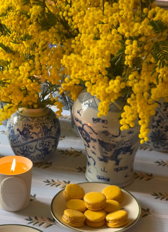 「カーサ・ロペス」のテーブルクロスとお皿の上に盛られたマカロン。マカロンの左側にあるのが、「ミモザ」の香りのロウソク。（以下、写真は筆者撮影）