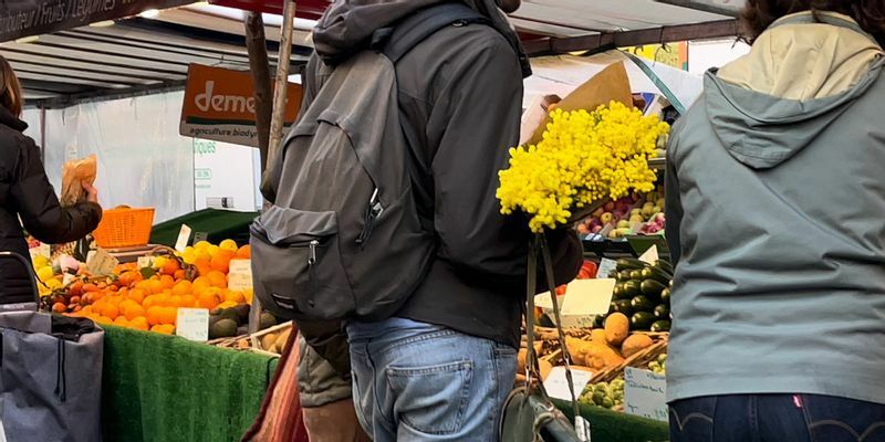この時期、パリのマルシェでもミモザの花束を買う人の姿を多く見かける。