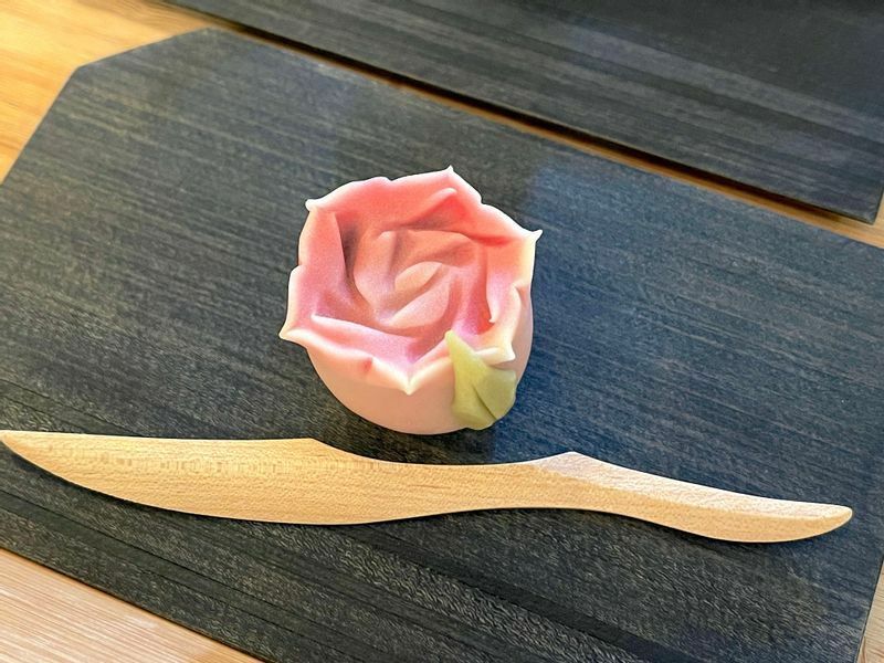 ヴァレンタインでーの前日ということで、「薔薇」の和菓子を作ってくれた白石さん。餡はハイビスカスティーでほんのりと香りづけしてある。（写真／筆者撮影）