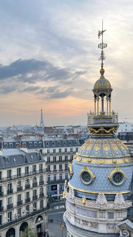 パリ・オスマン通りの歴史的モニュメントでもある「プランタン」デパートの屋上からの眺望。