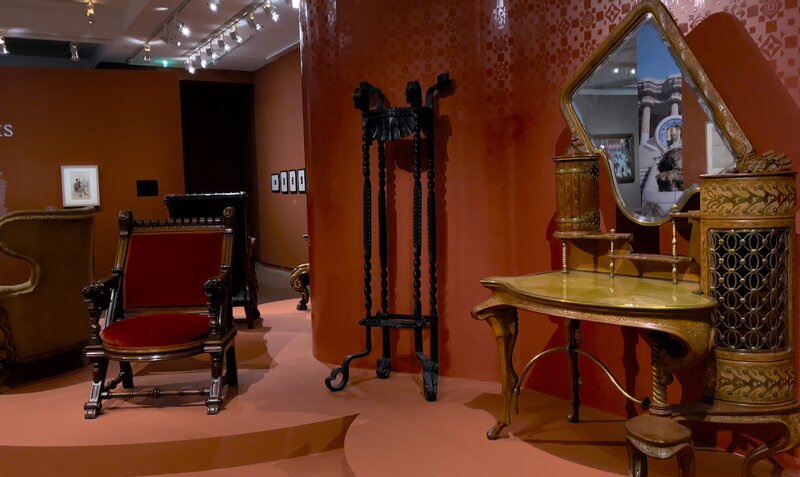グエル邸のために製作された家具。のちにサルバドール・ダリがガウディを賞賛したことに納得する非凡、かつ豪奢なクリエーションだ
