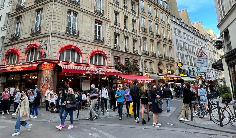5月半ばのパリ・サンジェルマンデプレ界隈。欧米の観光客も増え、賑わう街角。マスクをしている人はほとんどいない（筆者撮影）