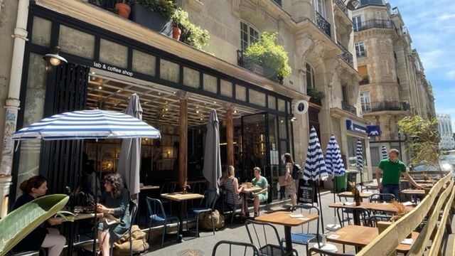 パリ18区に2020年に開店したコーヒーショップ「ラ・マン・ノワール」