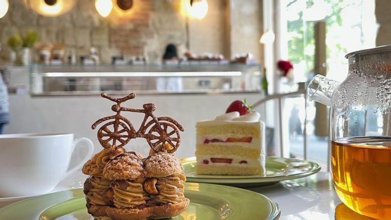 「パリブレスト」は自転車レースにちなんで誕生した伝統的なスイーツ。元来、車輪の形をしたスタイルだが、この店では自転車のモチーフを載せてアイコンに。店内では出来立てのケーキをお茶とともに楽しめる