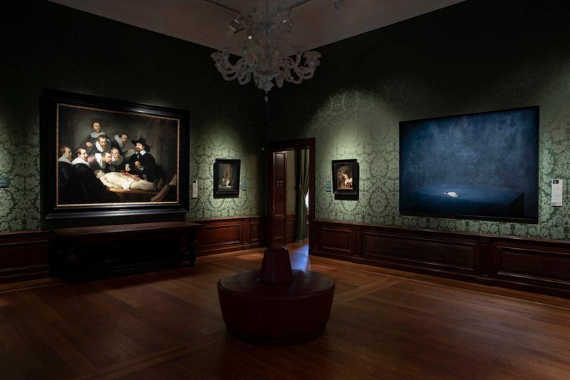 左がレンブラントの絵、右がステファン・ヴァンフレーテレンの写真作品（写真／マウリッツハウス王立美術館）