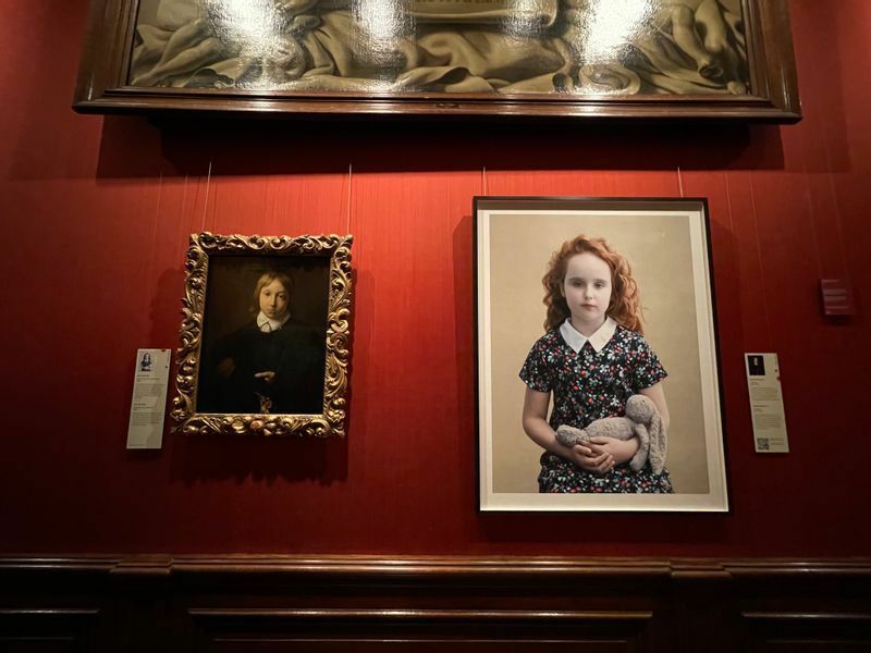 特別企画「フラッシュバック」の作品。左は美術館所蔵の肖像画で、モデルは当時6歳。右の写真のモデルは11歳。いつまでも子供でいたい現代人と、まるで小さな大人のような17世紀の子供。人生の尺度の差が象徴的