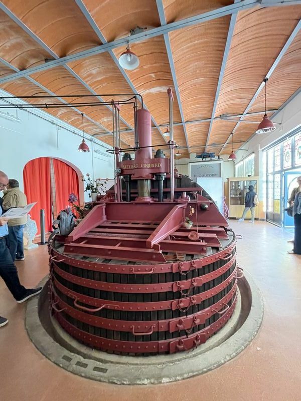 シャンパーニュ地方の伝統的なブドウの圧搾機。今では現役を退き、新しい機械に仕事を譲っているが、訪れる人たちにとってはとても興味深い展示だ