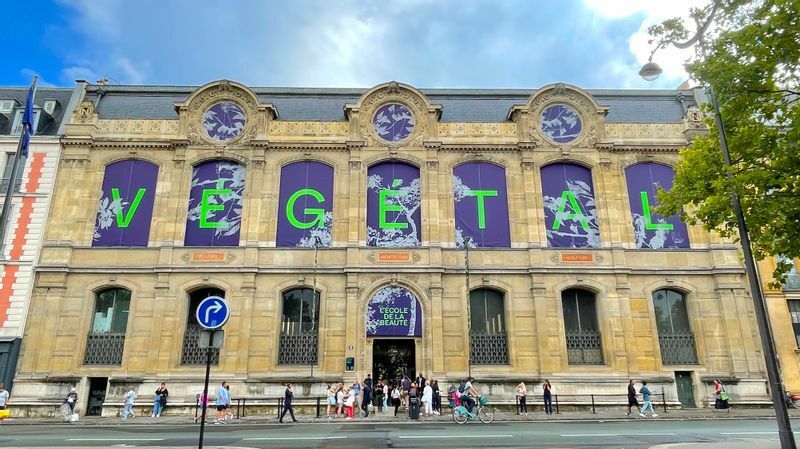 展覧会場はパリ6区、セーヌ河に面した国立美術学校「ボザール」。建物のファサードが展覧会のロゴで彩られている
