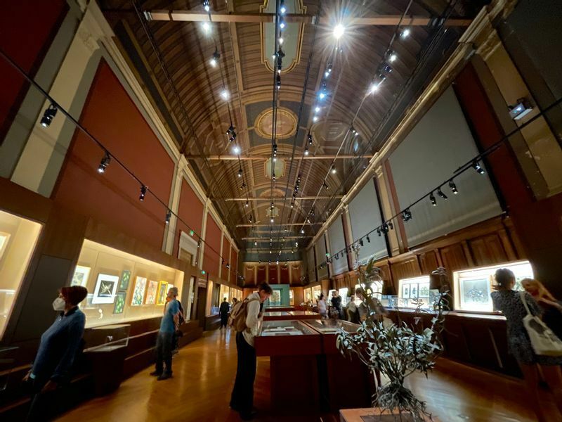 天井の高い「ボザール」２階部分の展示。洋の東西から集めた絵画、彫刻、テキスタイル、写真作品とハイジュエリーが様々な植物や花、あるいは昆虫などを切り口に各コーナーでテーマ性を持たせながら展示